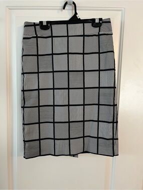 Ann Taylor Black and White Grid Pencil Skirt- Light weight Summer fabric